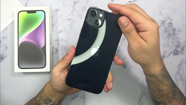 Dưới ánh sáng chiếu trực tiếp, iPhone 14 màu Đen Midnight sẽ lấp lánh và sáng loáng nổi bật